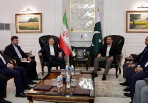 دیدار وزیر امورخارجه ایران با فرمانده ارتش پاکستان