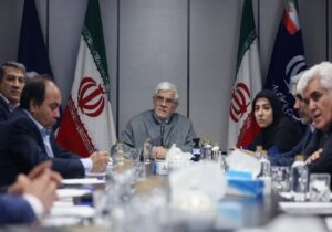 عارف: صنعت نفت در دوران جنگ درخشان ظاهر شد