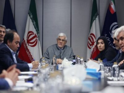 عارف: صنعت نفت در دوران جنگ درخشان ظاهر شد