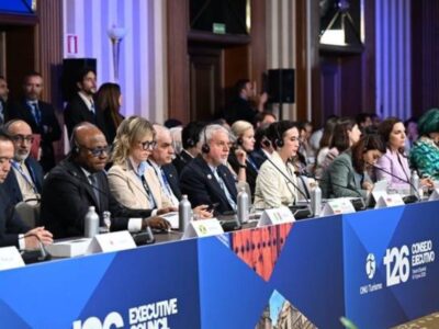 صالحی‌امیری با نشان «شهدای میناب» در اجلاس جهانی گردشگری/ روایت مظلومیت کودکان از تریبون اسپانیا