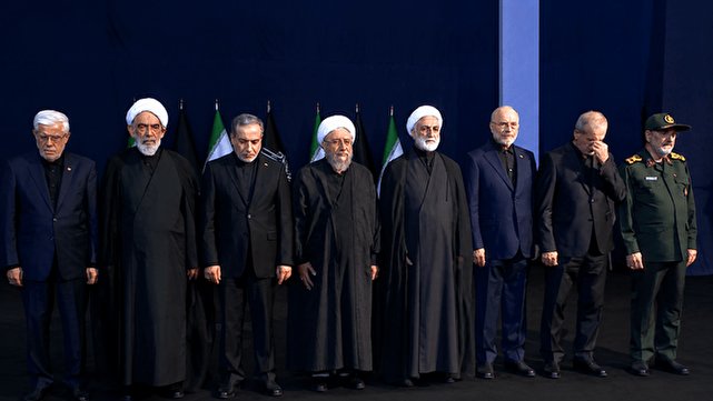 حضور سران سه قوه و جمعی از مسئولان نظام در مصلای تهران برای ادای احترام به پیکر رهبر شهید انقلاب اسلامی