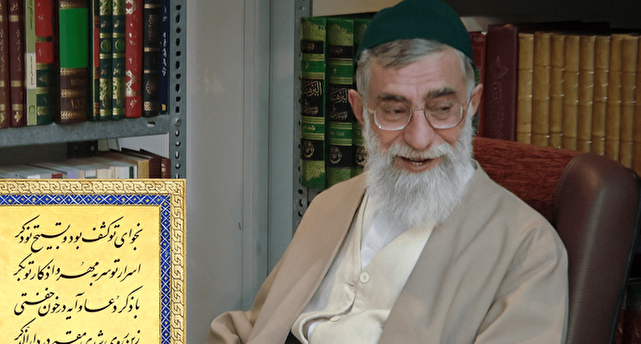 تصویری از قائد بزرگ امت در کتابخانه شخصیشان